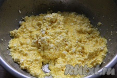 Растереть творог с яйцами и сахаром.