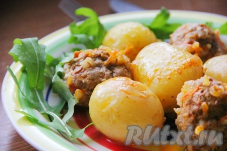 Картошка, тушеная с тефтелями, - простое, сытное, аппетитное блюдо. Попробуйте, получается очень вкусно!