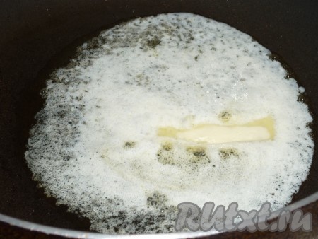 Для приготовления сырного соуса для макарон, на разогретой сковороде нужно растопить сливочное масло.
