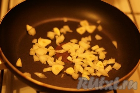 Обжарить лук и чеснок на сухой сковороде в течение 3 минут.