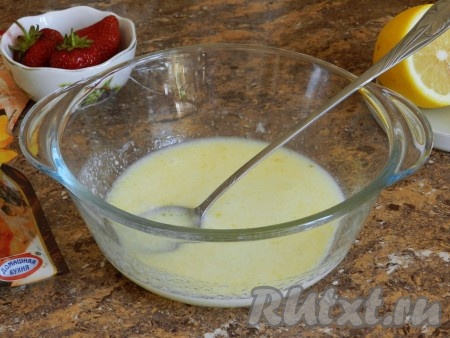 Добавить молоко, лимонный сок, соль, перемешать получившееся тесто.

