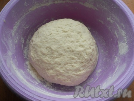 Тесто для вареников должно быть достаточно плотным, но эластичным. Накрыть тесто пищевой пленкой и оставить на 30-40 минут.
