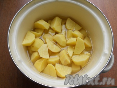 Для приготовления начинки картофель очистить, нарезать в кастрюлю, залить водой.

