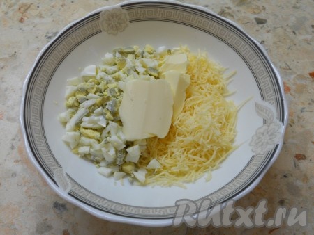 Приготовить начинку для котлет: сыр натереть на средней терке, добавить мелко рубленные вареные яйца, размягченное сливочное масло, чуть посолить и поперчить.

