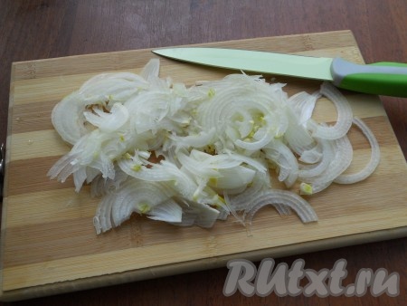 Для приготовления правильного ачучука овощи следует нарезать очень-очень тонко. Репчатый лук очистить, разрезать на 2 половины и острым ножом нарезать полукольцами так тонко, как только можно.
