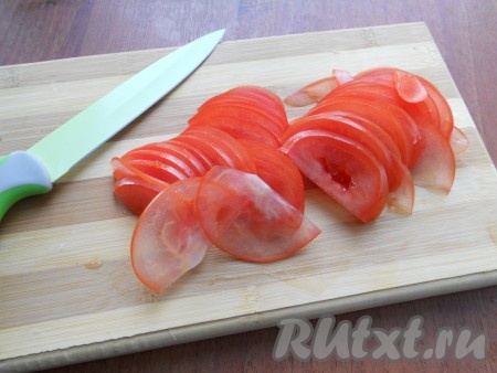 Свежие помидоры также нарезать очень тонкими полуколечками (чтобы просвечивались).
