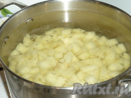 Когда куриное мясо сварится, опустить картофель в кипящую воду, посолить, поперчить, готовить 7-10 минут на небольшом огне. Картошка за это время должна стать практически готовой.
