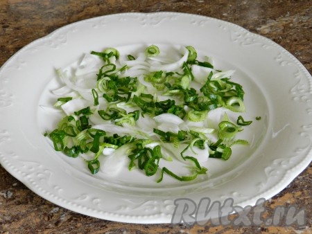 В тарелку нарезать зеленый лук.