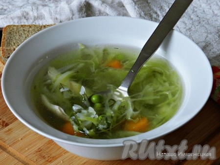 Вкусный и ароматный куриный суп с зеленым горошком готов.
