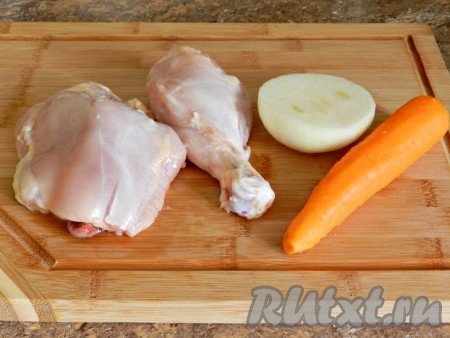 С вымытого куриного окорочка снять кожу, разделить на части. Очистить лук и морковь.
