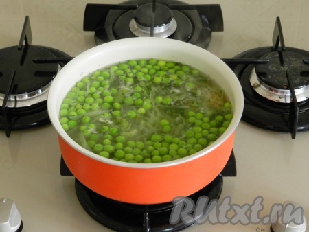 Затем добавить зеленый горошек, поварить суп еще 1-2 минуты и снять с огня.
