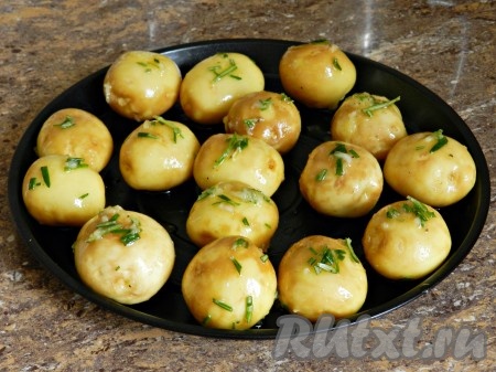 Затем выложить картофель на противень. Все масло выливать на противень не обязательно, можно сохранить его и использовать ароматное масло для других блюд.
