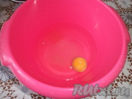 Для приготовления теста берем емкость, вливаем в неё воду, добавляем яйцо и 1 столовую ложку сахара (для вкуса).