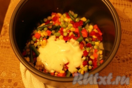 Йогурт смешать с солью и перцем. В форму от мультиварки добавляем замороженные овощи и йогурт.