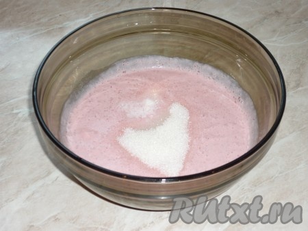 Влить в получившийся фруктово-ягодный коктейль охлажденный йогурт, если нужно, добавить сахар или мёд по вкусу. 
