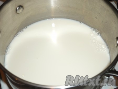 Молоко влить в кастрюлю, поставить на огонь и довести до кипения. Не отходите далеко от плиты, чтобы закипевшее молоко "не убежало".
