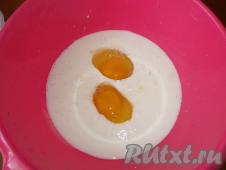Когда опара оживёт, в отдельную емкость наливаем оставшийся кефир и 2 яйца, перемешиваем.