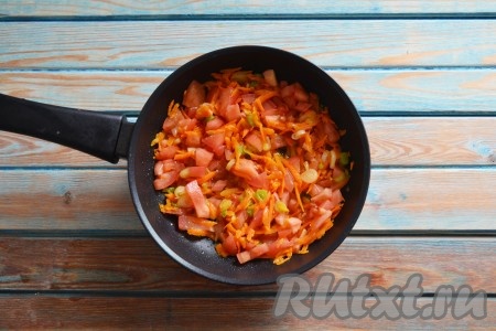 Выкладываем томаты в сковороду к овощам.
