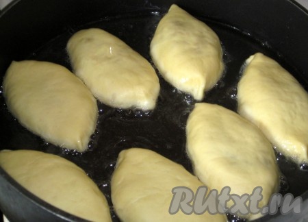 Выкладывать пирожки с капустой на сковороду с разогретым растительным маслом и обжаривать с обеих сторон.
