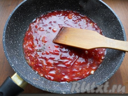 Томатную пасту развести водой и добавить в сковороду. Также добавить немного соли и сахар, перемешать. Тушить овощи с томатом минут 5 на слабом огне.
