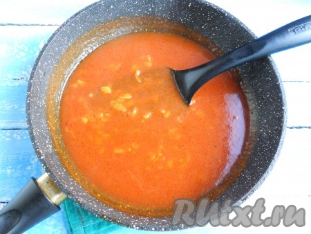 Добавить в сковороду томатную пасту, влить горячую воду, перемешать. Подливу посолить и всыпать специи, сахар, лимонную кислоту. Протушить подливку 7-10 минут, в конце тушения добавить измельченный чеснок.