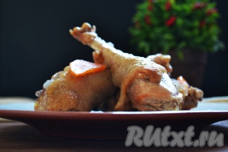 Ароматные, нежные кусочки домашней курицы, приготовленные в мультиварке, подаем на стол. Приятного аппетита!
