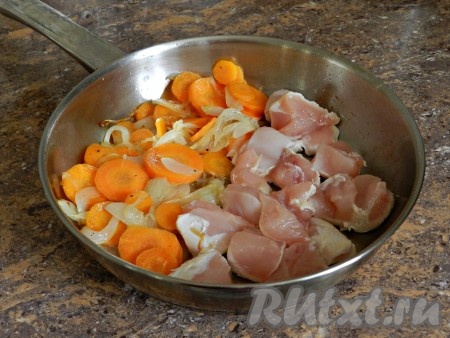 Выложить в сковороду к морковке и луку куриное филе.
