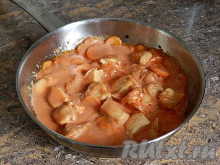 Вылить соус в сковороду к курице и луку с морковью, перемешать и тушить на медленном огне под крышкой 10-15 минут.
