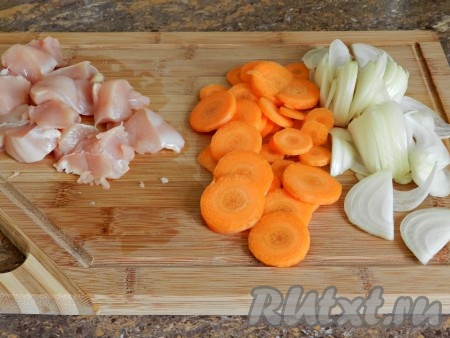 Морковь и лук очистить. Куриное филе вымыть и обсушить. Нарезать лук, морковь и куриное мясо.
