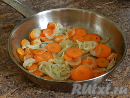 Лук и морковь обжарить на растительном масле до прозрачности, иногда помешивая, посолить, поперчить по вкусу.
