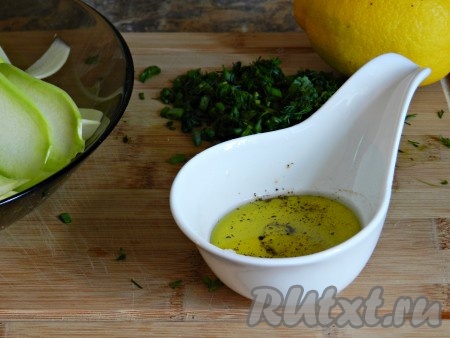 К оливковому маслу добавить лимонный сок, соль, перец и чеснок, пропущенный через пресс, хорошо перемешать и заправка для салата готова.
