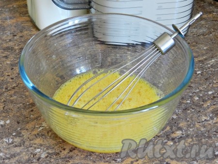 В отдельной миске взбить яйца с солью и оставшимся сахаром.
