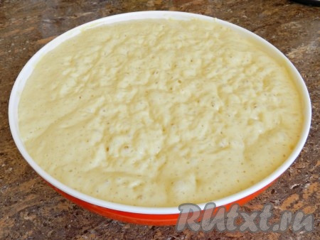 Перемешать тесто, накрыть и оставить еще на 20-30 минут. Тесто получится довольно густым. 