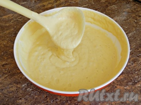 Поэтому, чтобы блины не были слишком толстыми, как лепешки, разбавить тесто оставшимся молоком до такой консистенции, чтобы тесто легко распределялось по сковороде. Дать тесту постоять еще 15 минут.
