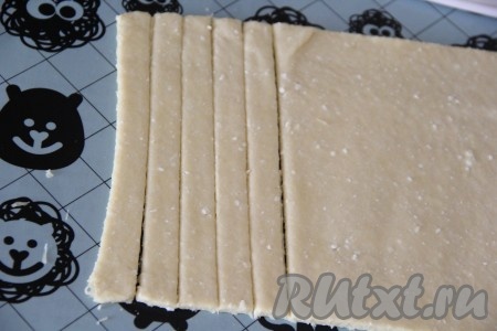 Нарезать творожно-сырное тесто на палочки толщиной примерно 5-7 мм.
