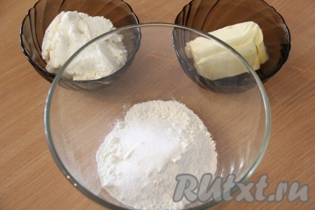 В удобную миску просеять муку, добавить соль и сахар.