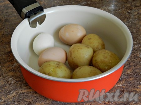 Яйца сварить вкрутую. Картофель отварить в кожуре до готовности.