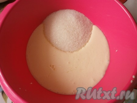 Далее добавляем сахар и яйца, перемешиваем тесто венчиком.
