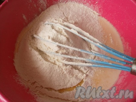 Затем постепенно добавляем муку (по стаканам) и перемешиваем. Тесто для кексов по консистенции должно быть гуще, чем на оладьи. Тут же добавляем ваниль, перемешиваем.
