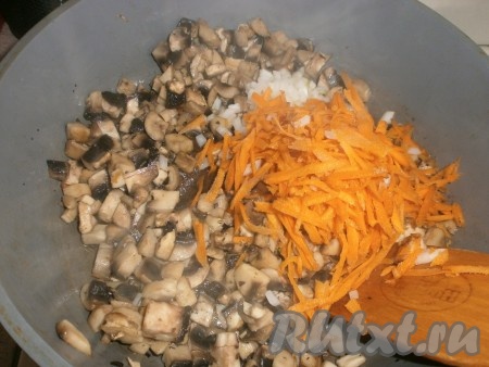 К грибам добавляем мелко нарезанный лук и натёртую морковь, обжариваем, помешивая, до мягкости овощей, затем солим и перчим по вкусу.
