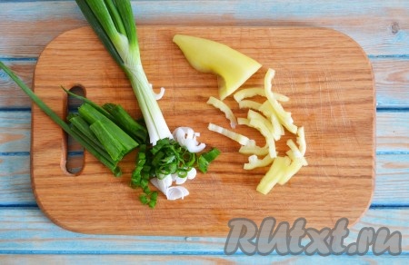 Нарезаем овощи: перец соломкой, зелёный лук - мелко.
