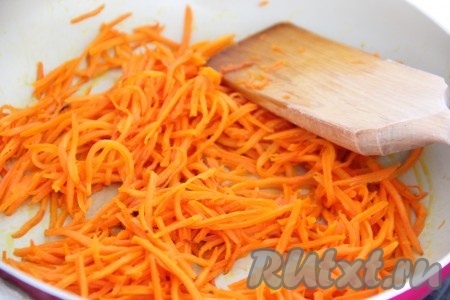 Обжарить морковь на сковороде с добавлением растительного масла, иногда помешивая, до мягкости. Далее слегка остудить морковь.
