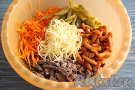 Сыр натереть на тёрке для моркови по-корейски и добавить в миску с салатом из сердца.

