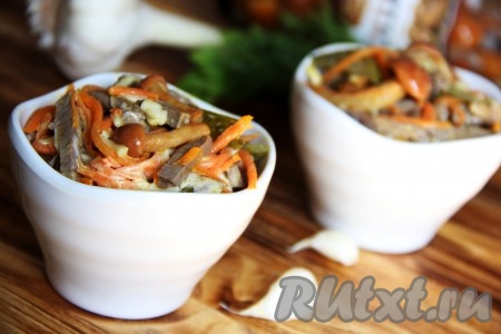 Заправить майонезом простой, изумительно вкусный салат из сердца с морковью непосредственно перед подачей. 
