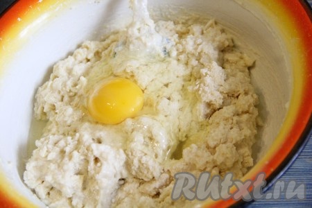 Далее добавить яйцо и тщательно перемешать.