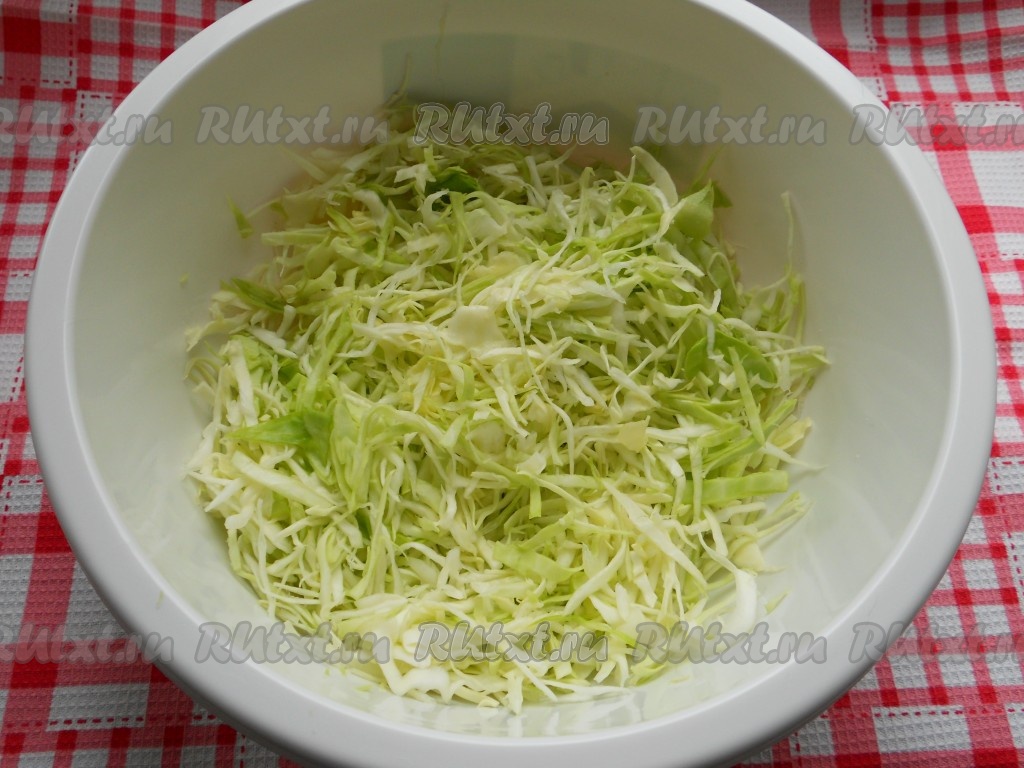 Салат из свежей капусты с маринованным огурцом
