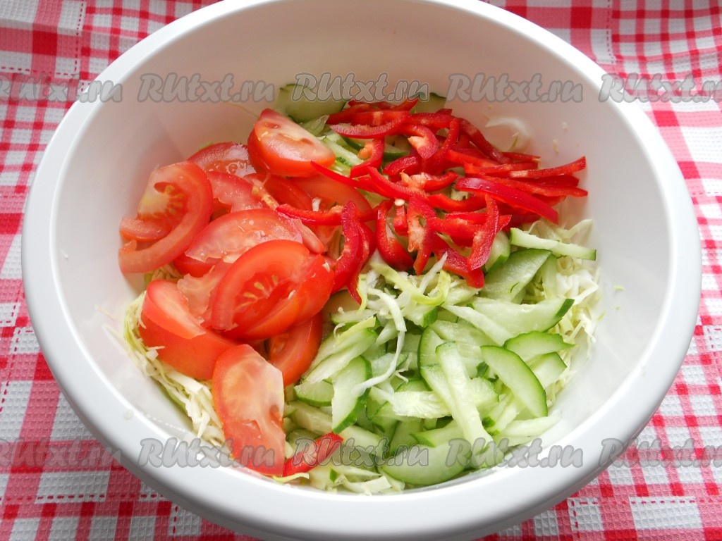 Салат с пекинской капустой, помидорами и огурцами - рецепт с фото