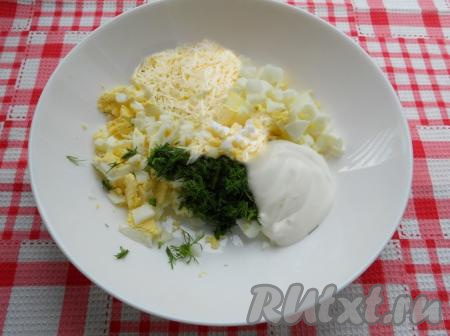 Яйца отварить в течение 10 минут с момента начала кипения воды, а затем остудить их, очистить. Укроп промыть водой, немного обсушить и мелко нарезать. Сыр натереть на мелкой тёрке. Яйца, сыр и укроп&nbsp;выложить на тарелку, добавить пропущенный через пресс чеснок, заправить майонезом, подсолить по вкусу, перемешать.