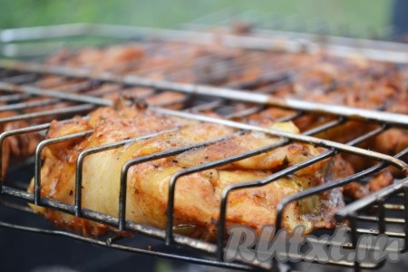 Чтобы мясо не пересохло и полностью прожарилось, нужно постоянно переворачивать решетку и жарить курицу то с одной, то с другой стороны. Время приготовления шашлыка на углях займет 20-25 минут.
