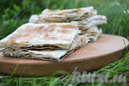Лаваш с сыром и зеленью, приготовленный на мангале, получается аппетитным и очень вкусным. 